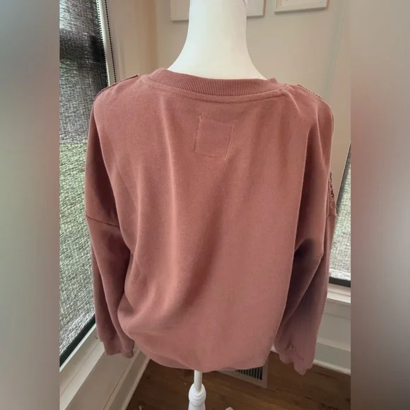 NWT. C&C California. Daisy Appliqué Sweatshirt. Dusty Rose. Size Medium. - Picture 2 of 8